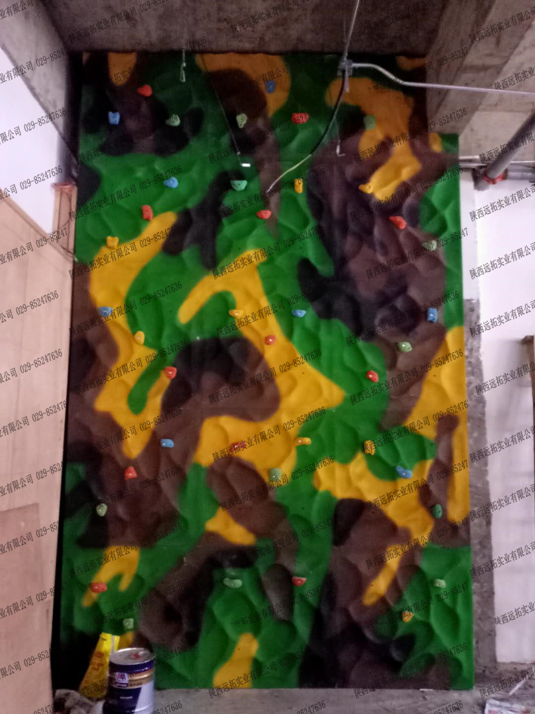 <b>抱石攀岩（靠墙式）</b>